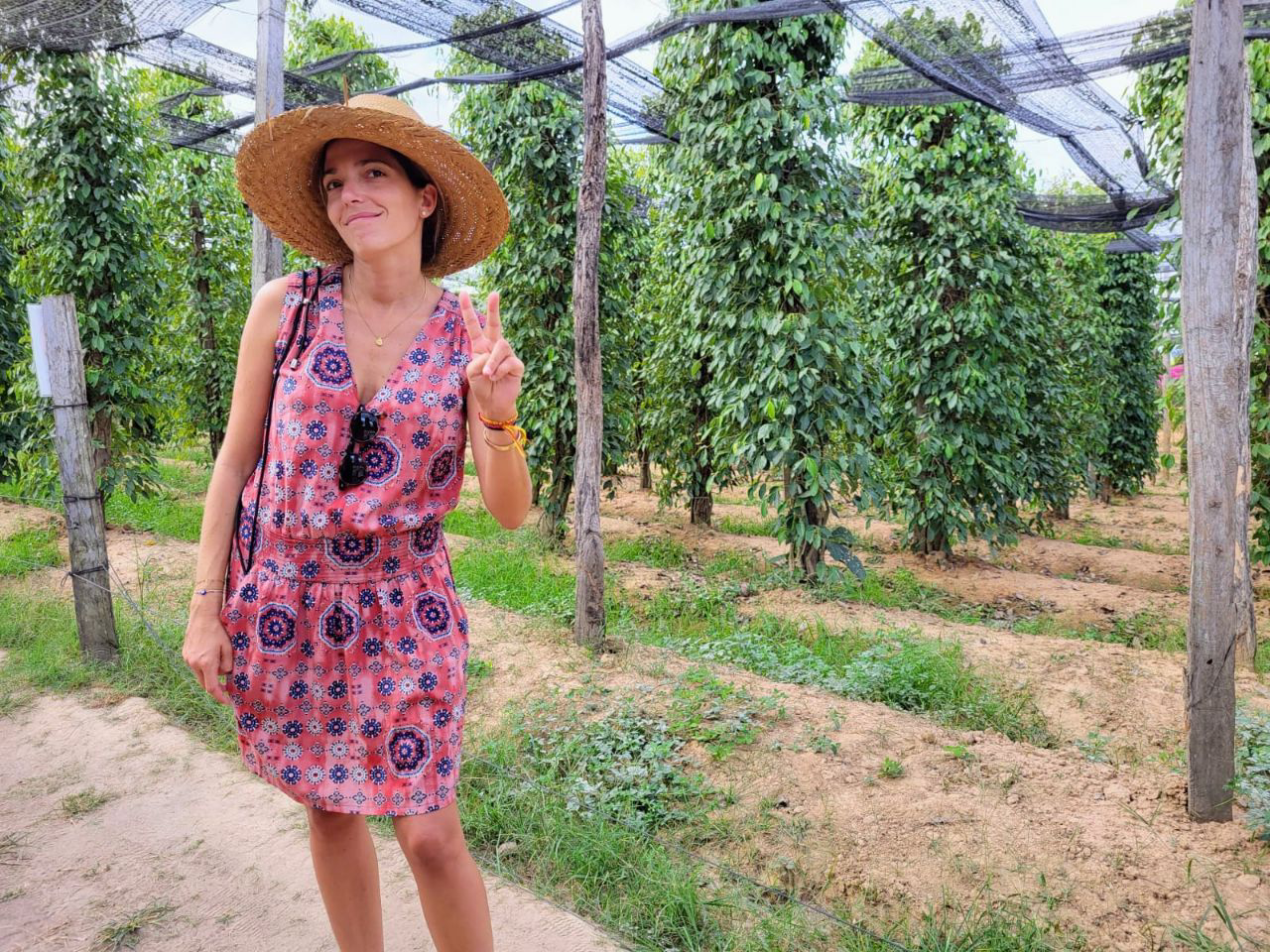 Emma contente dans les plantations de poivre.