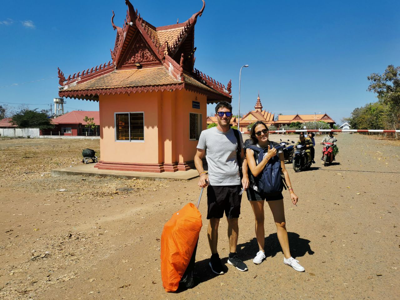 Après s'être fait délesté de quelques dollars corrompus, nous voici au Cambodge.