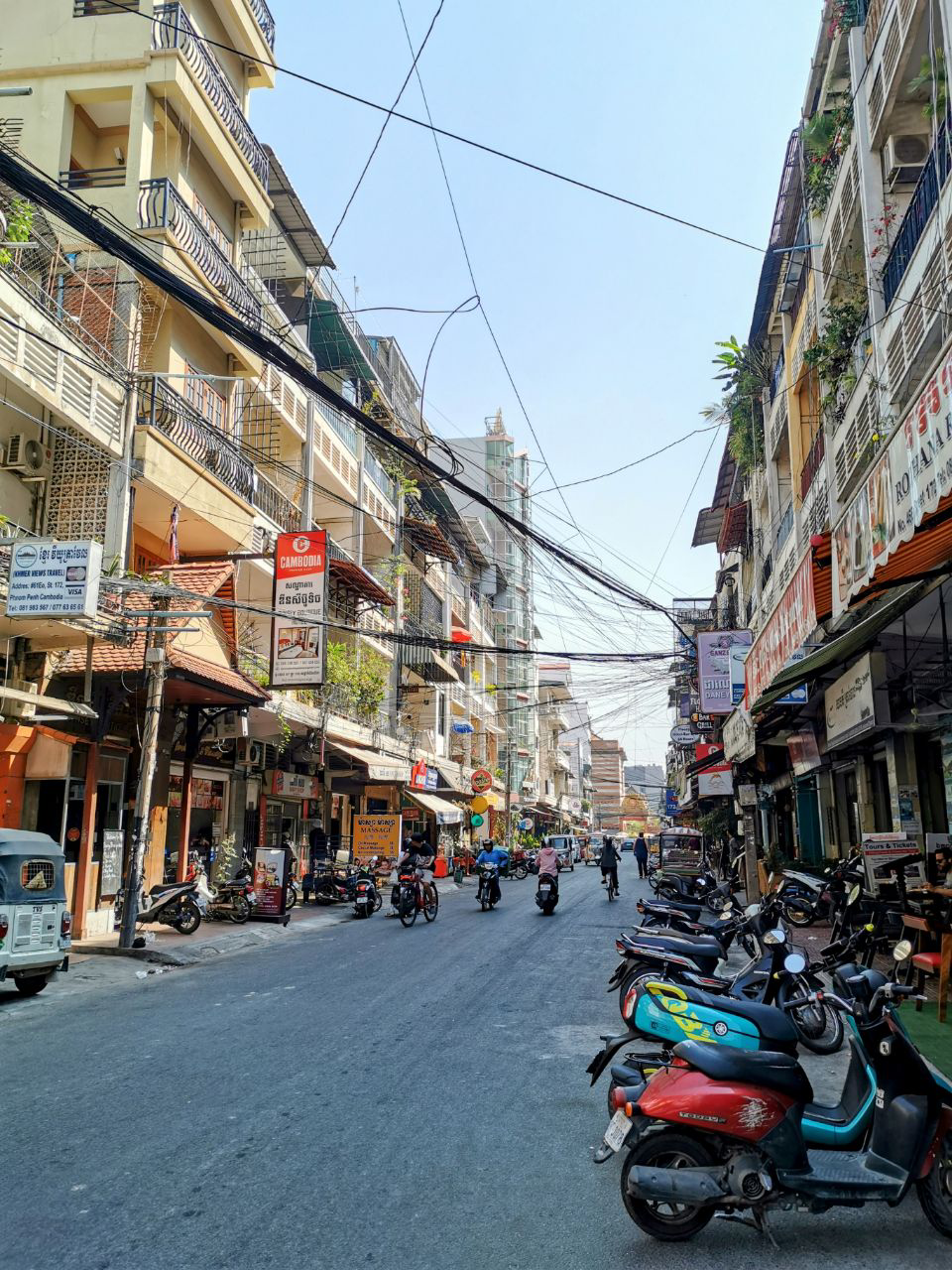 Les rues de Phnom Penh sous une chaleur étouffante.