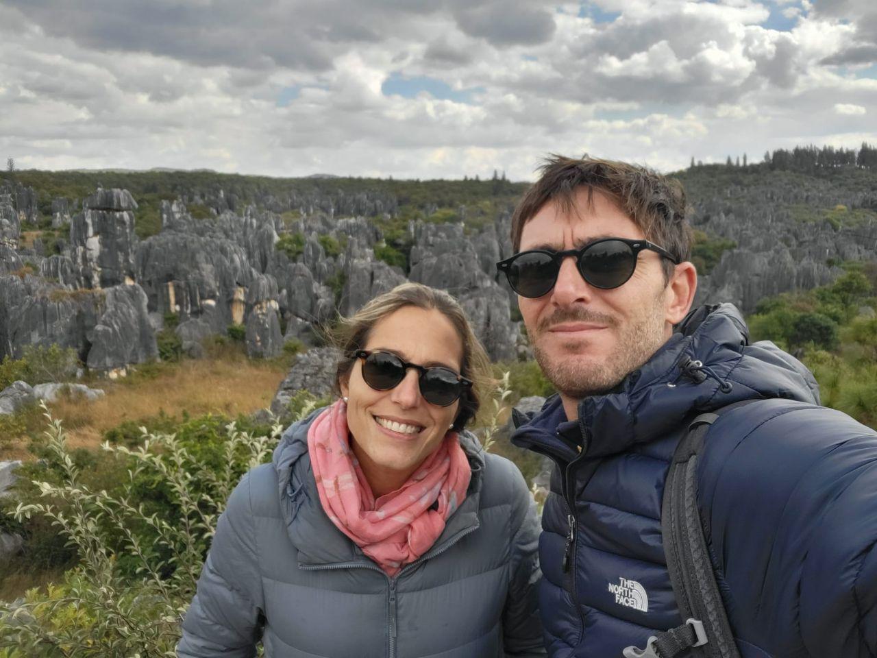 Nous avec des caillous...