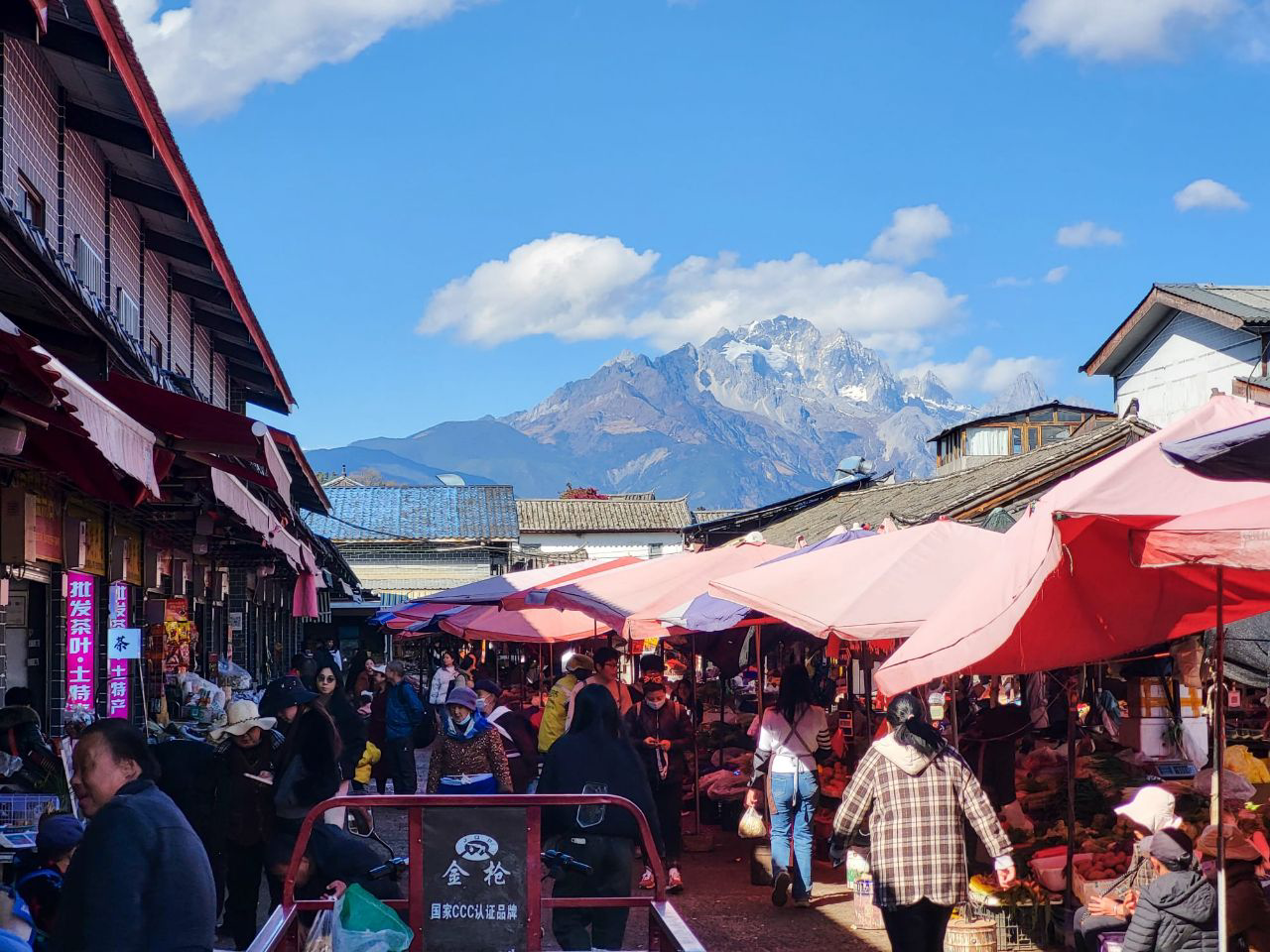 Marché de Lijiang avec une magnifique vue sur les montagnes.
