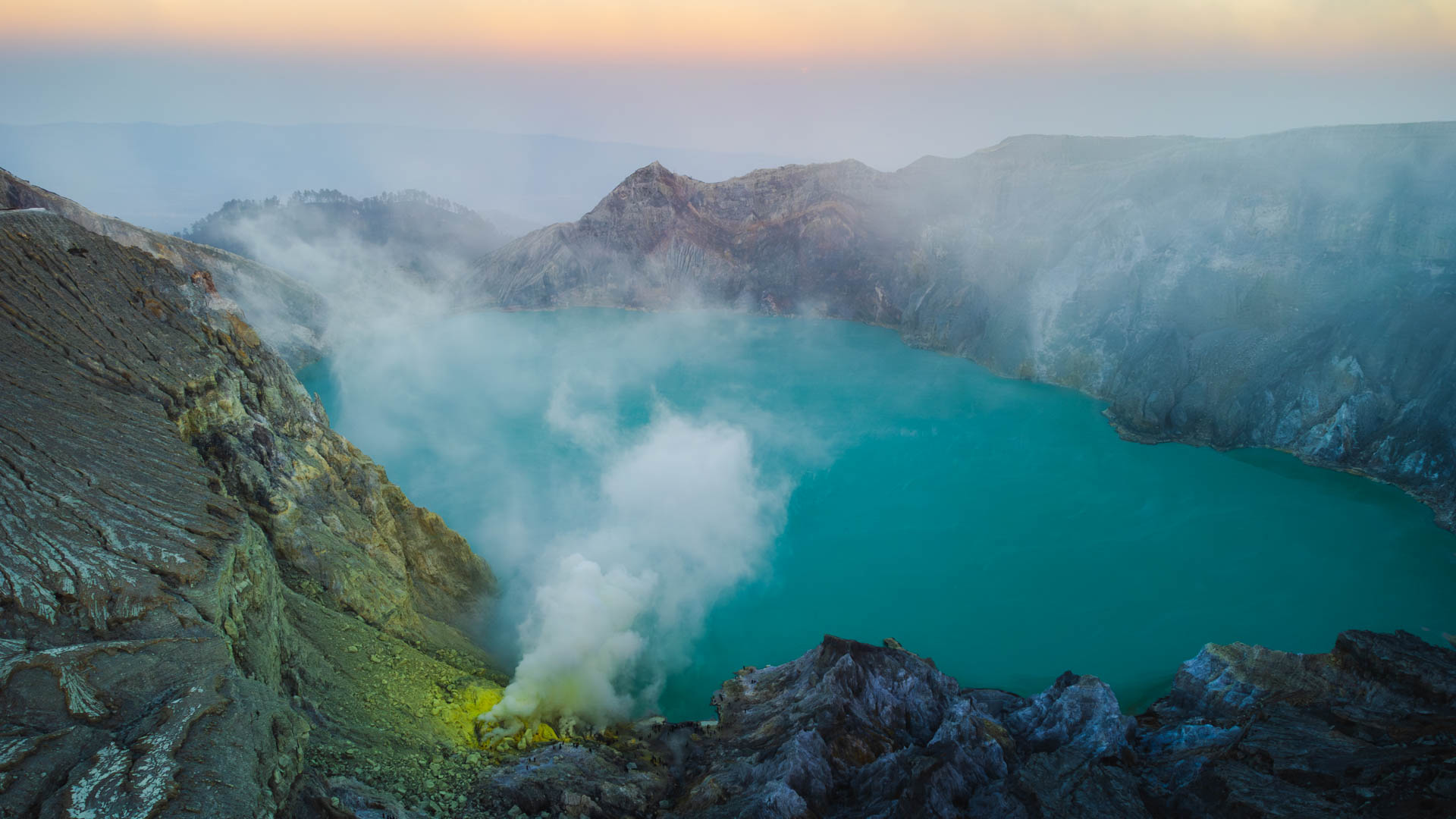 Petit café avec le levé de soleil sur le Kawah Ijen