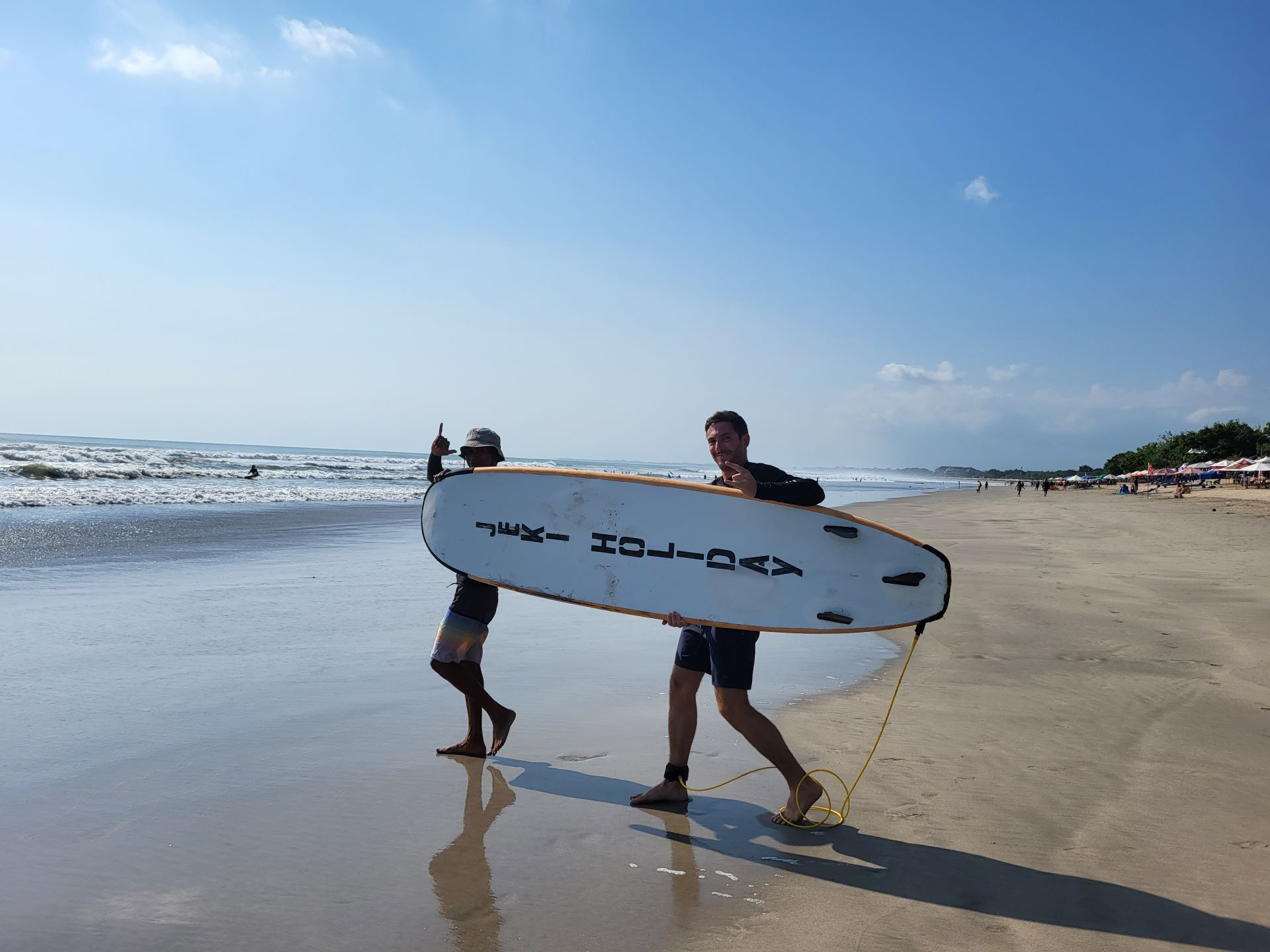 Depart pour surfer assez optimiste
