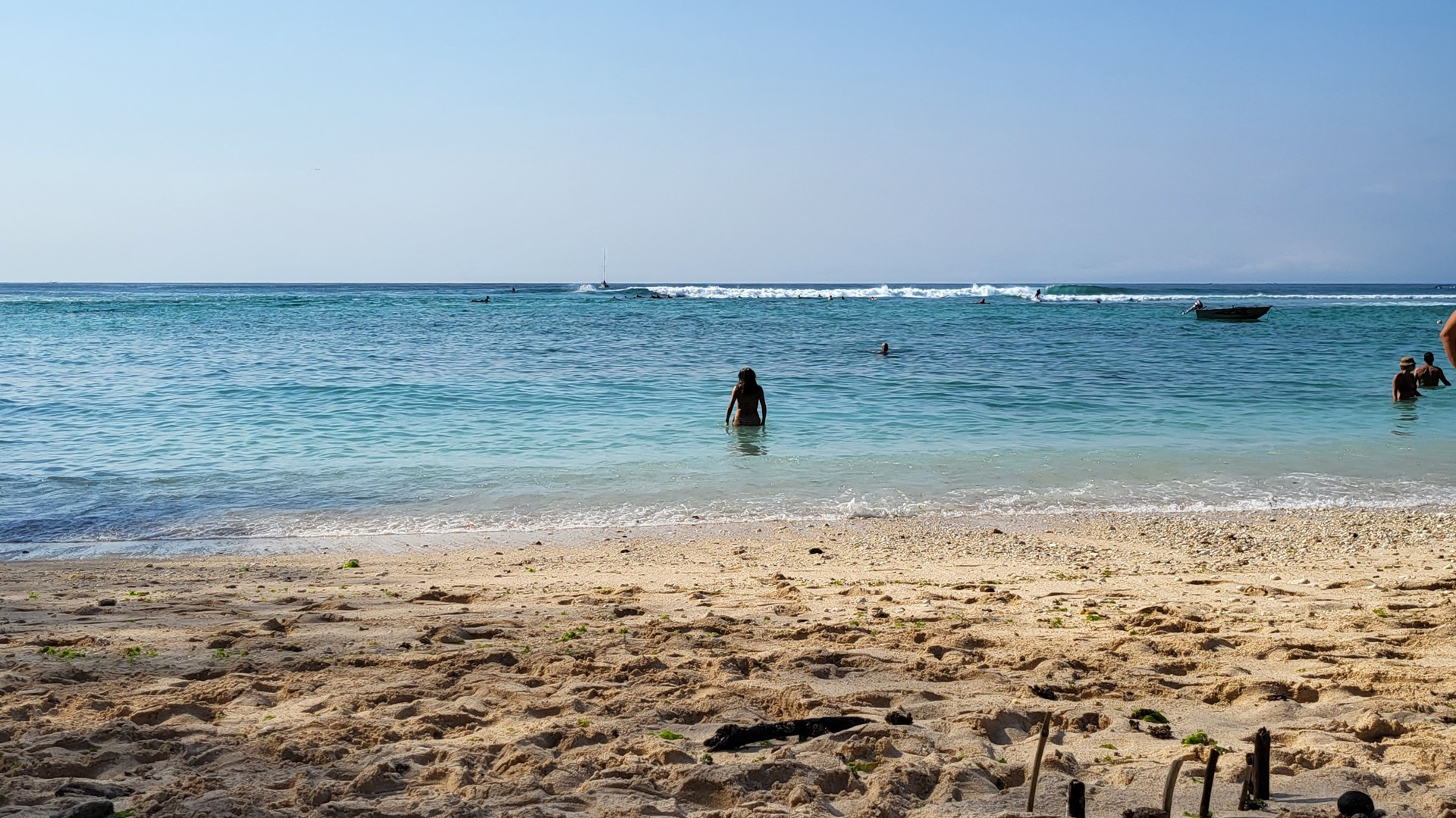 Emma fait trempette sur la belle plage de Padang Padang