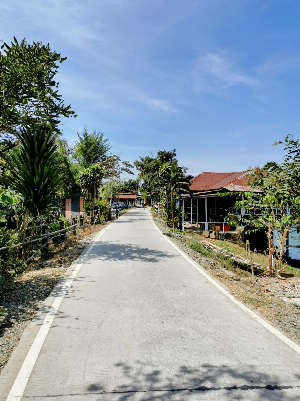 Le calme de la rue principale de Don Det.