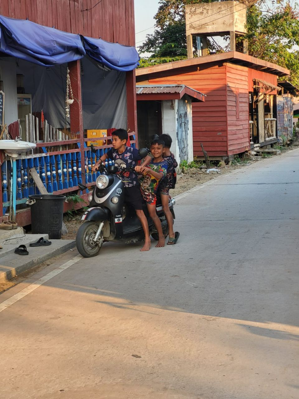 Je pense que le permis scooter n'existe pas au Laos.