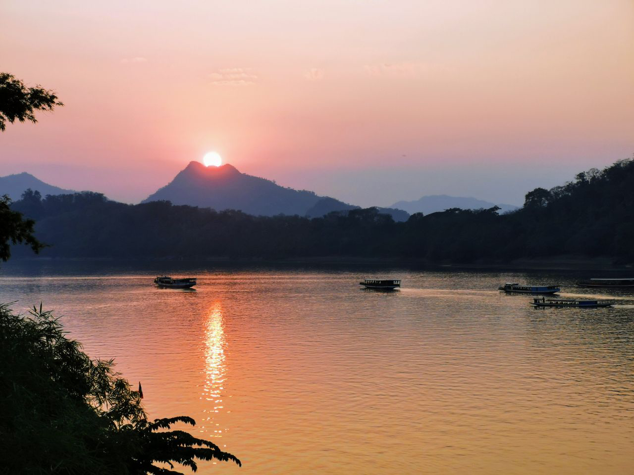 Le coucher de soleil rituel en bord de Mekong.