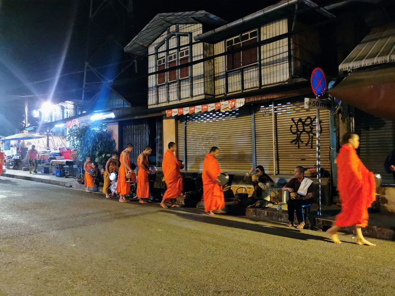 L'aumone matinale des moines.