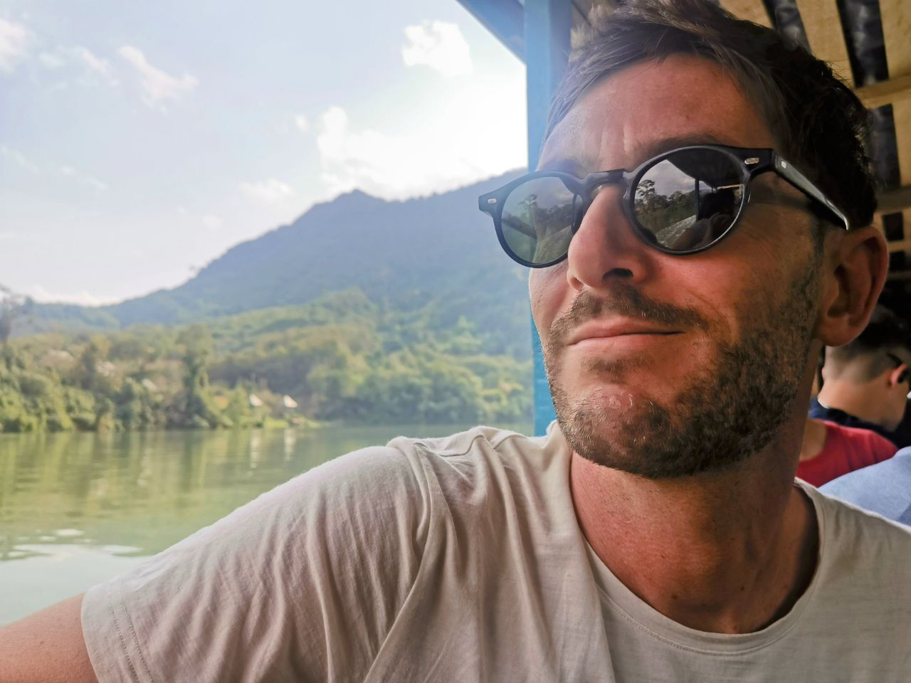 C'est en pirogue que nous allons à Muang Ngoi !