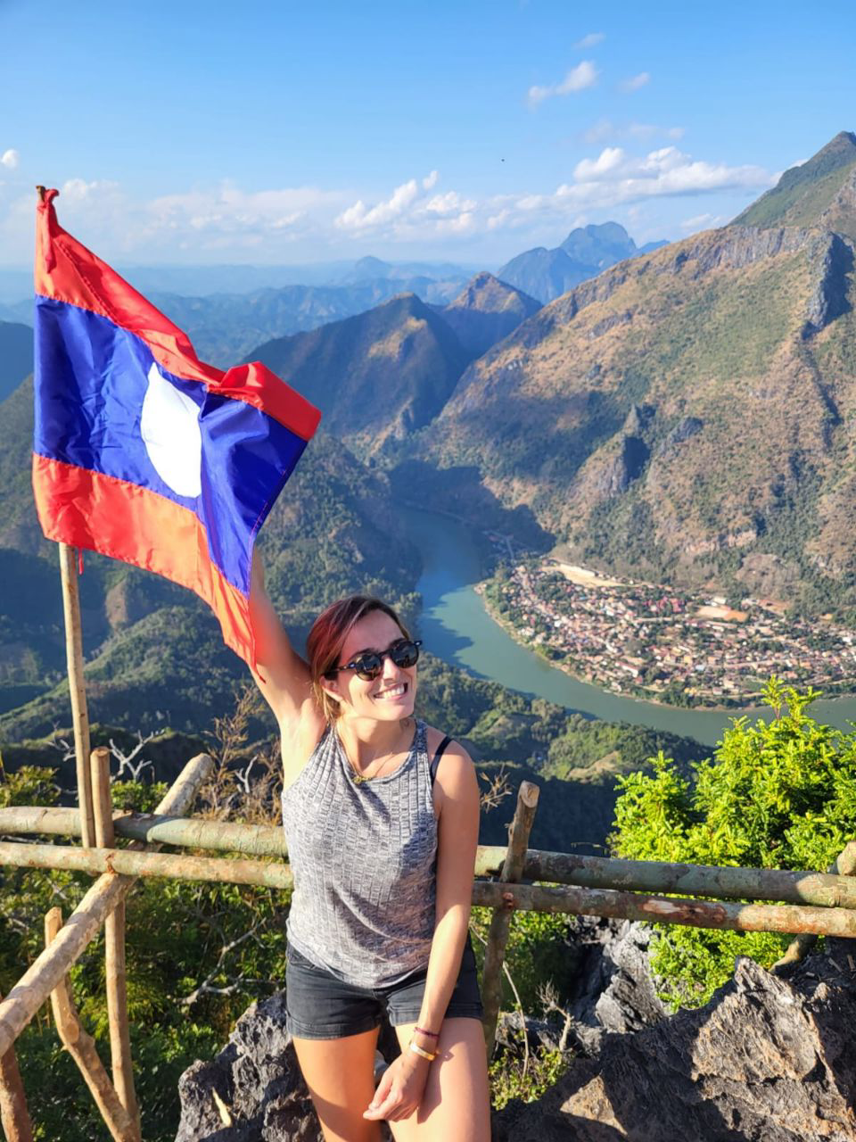 Toujours un petit drapeau laotien en haut des View Point.