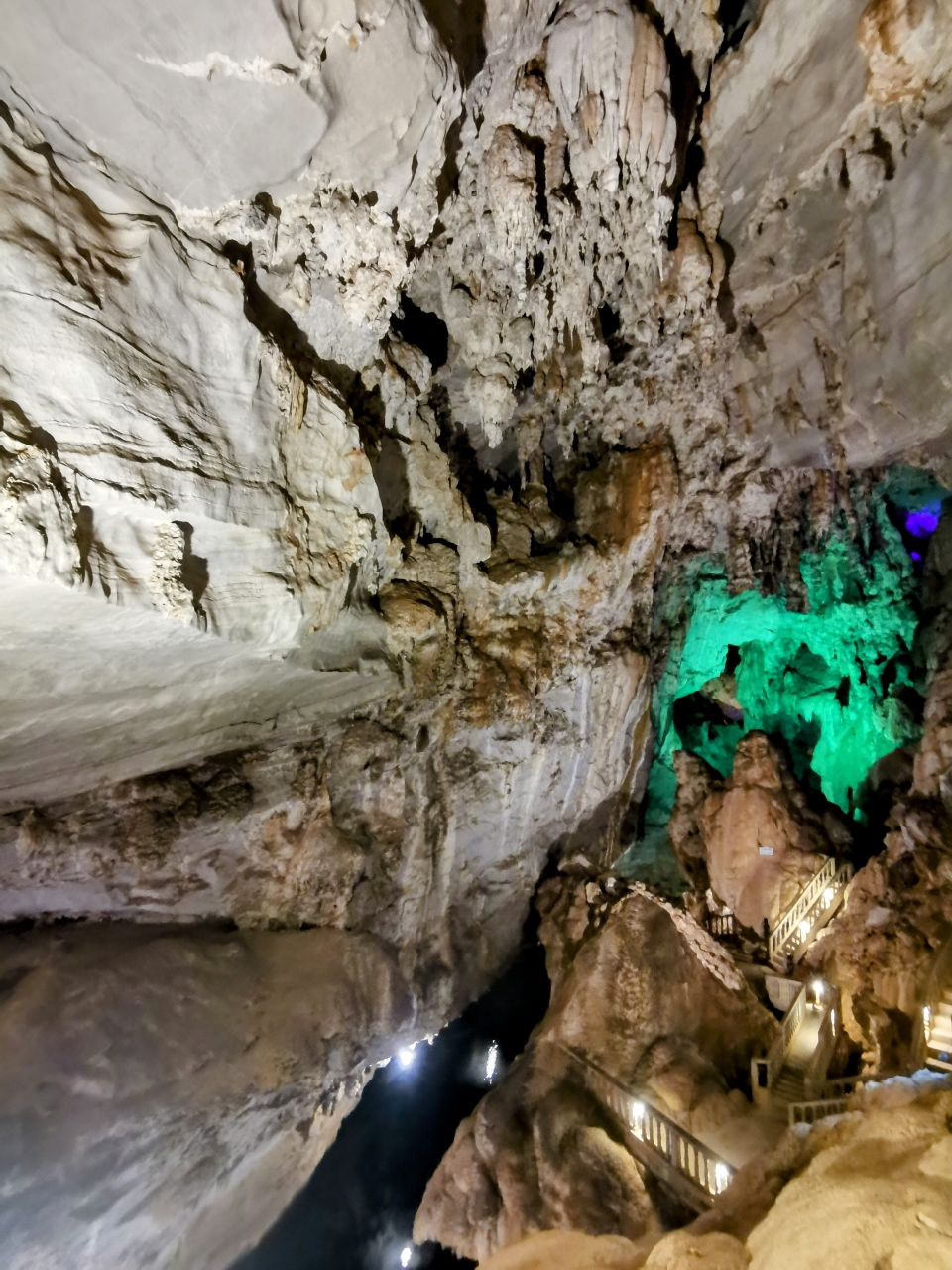 Une des nombreuses caves durant le Thakhek Loop