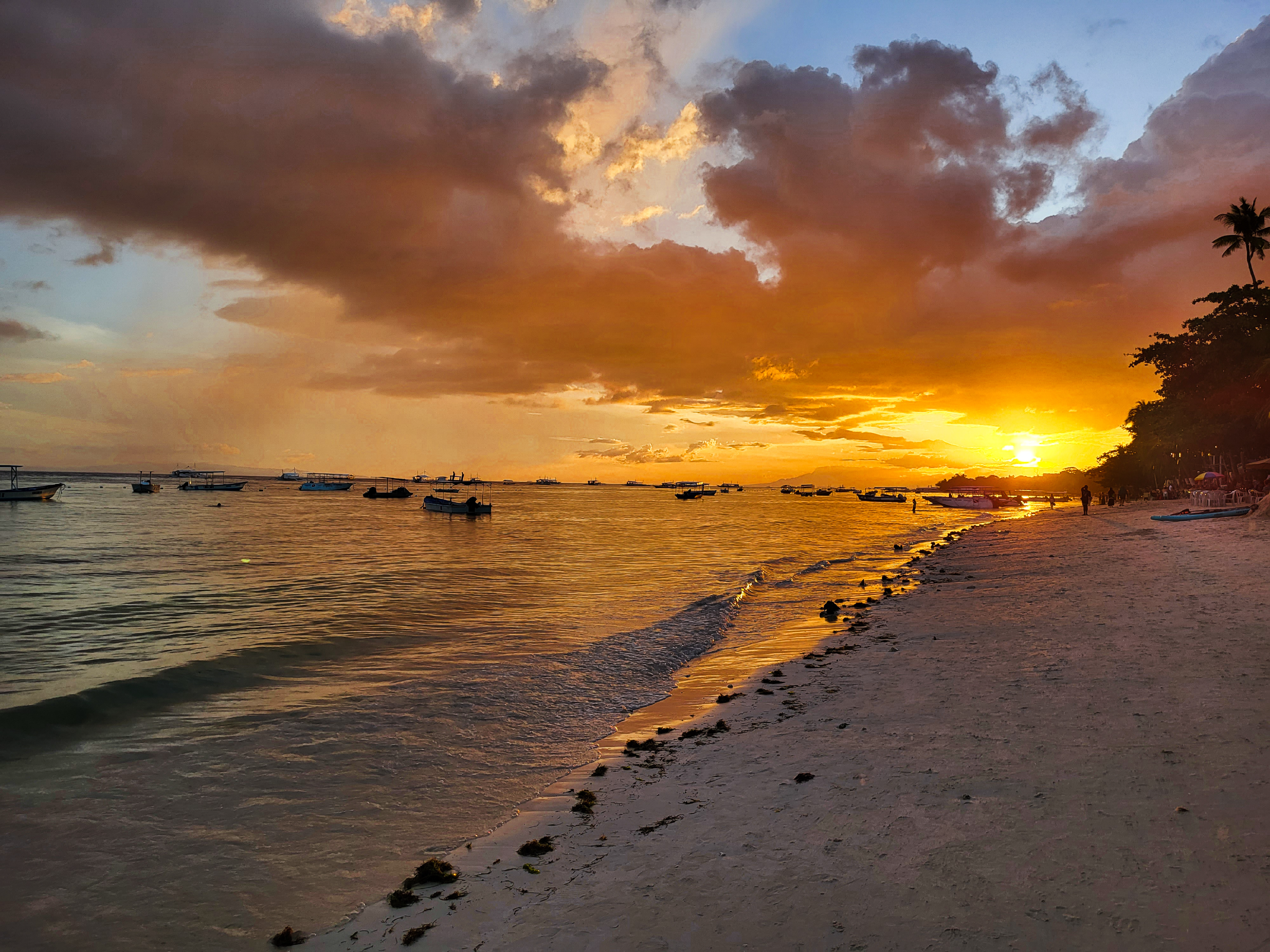 Coucher de soleil sur la plage d'Alona Beach