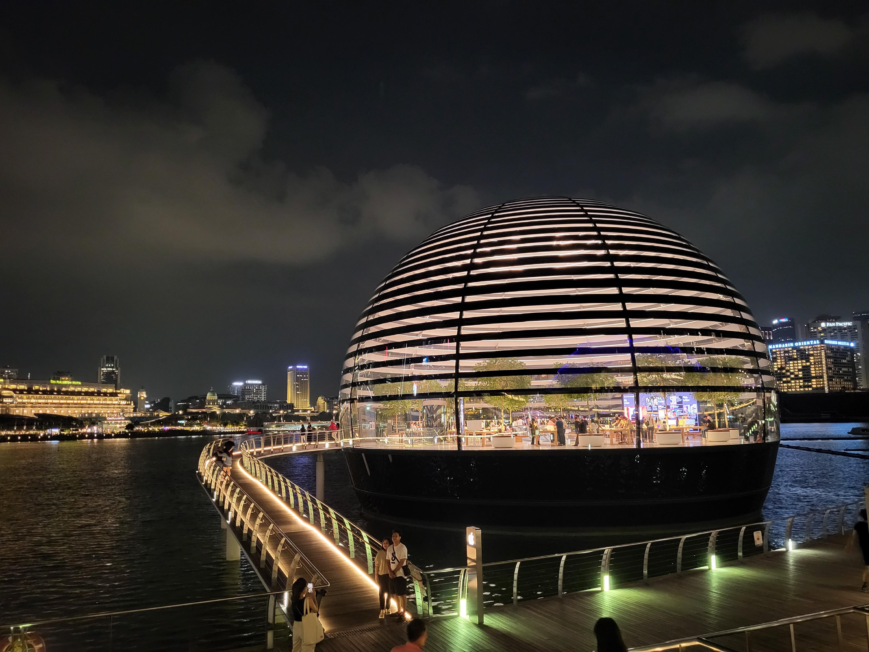 J'admet que l'Apple Store Singapour, ça envoie !