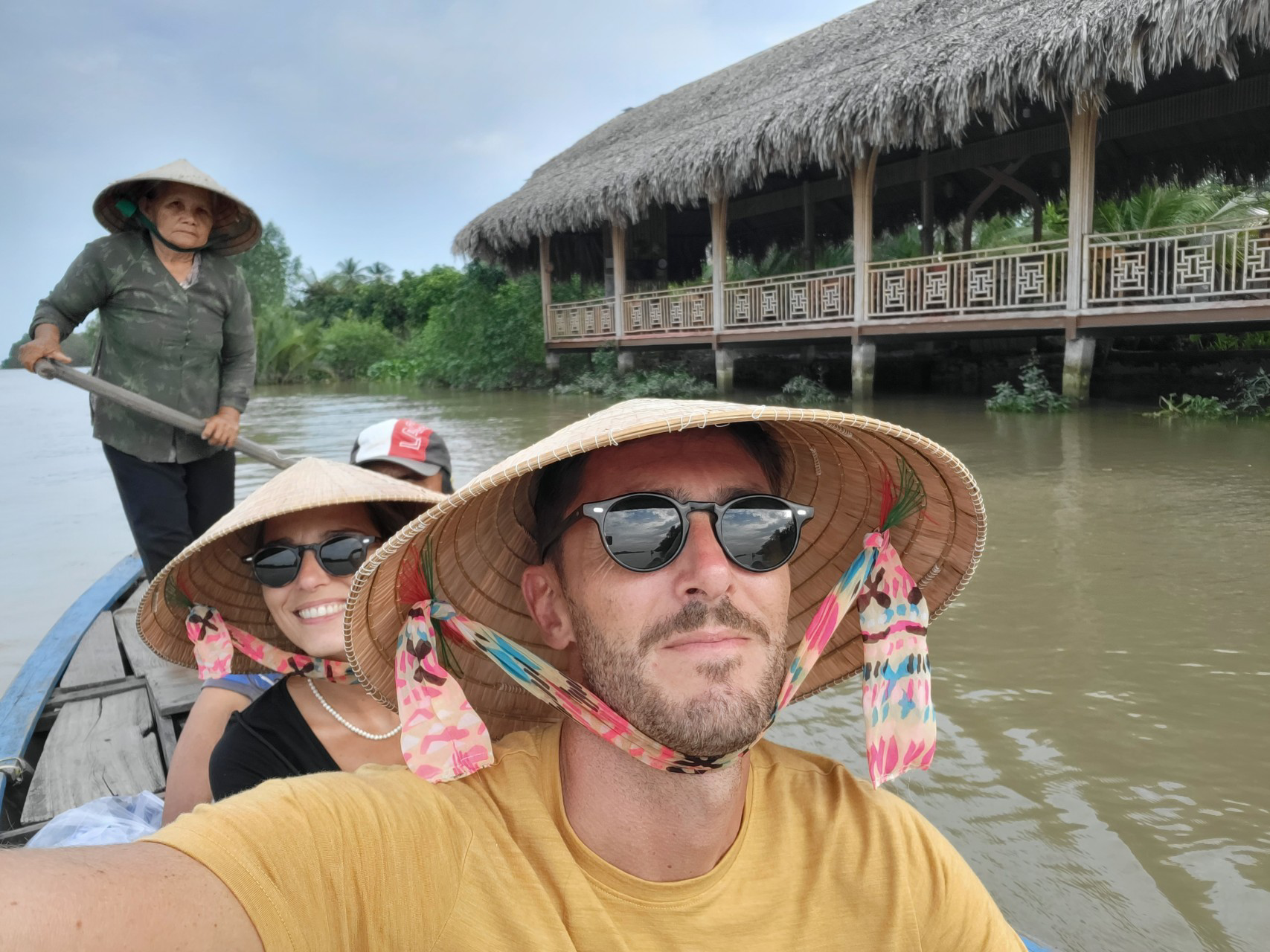 On se fond dans la masse avec nos chapeaux non ?