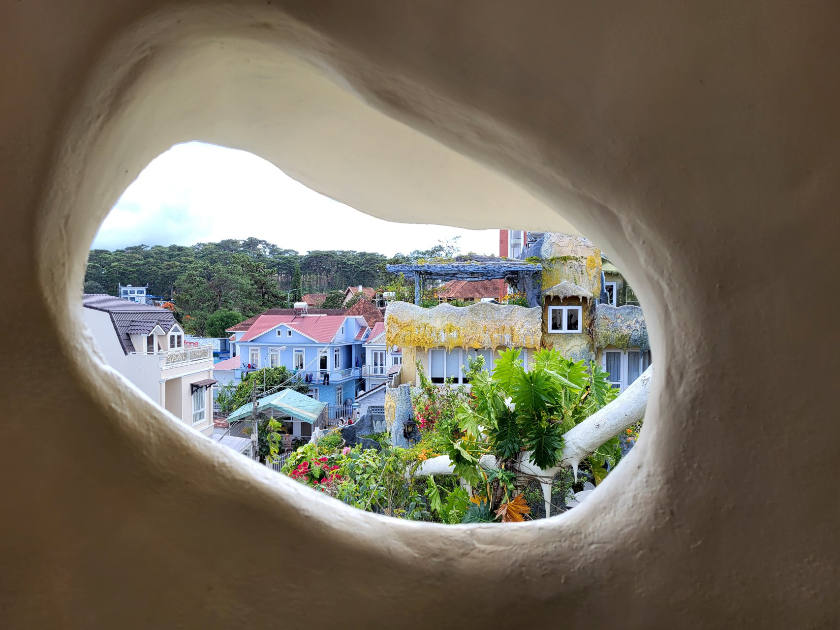 Vue de la ville depuis la crazy house