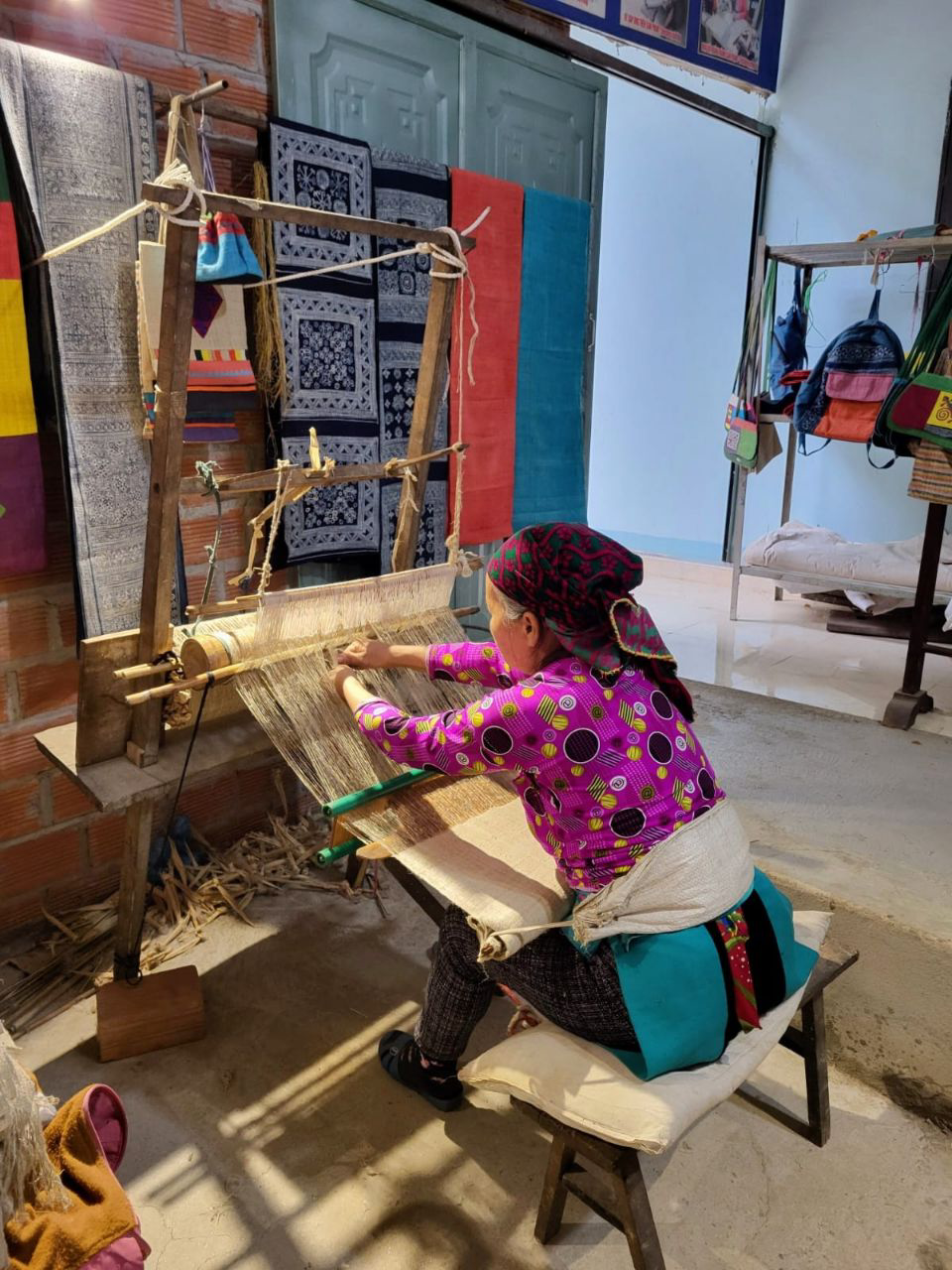 Un atelier traditionnel dans un village d'une minorité (Hmong je crois)