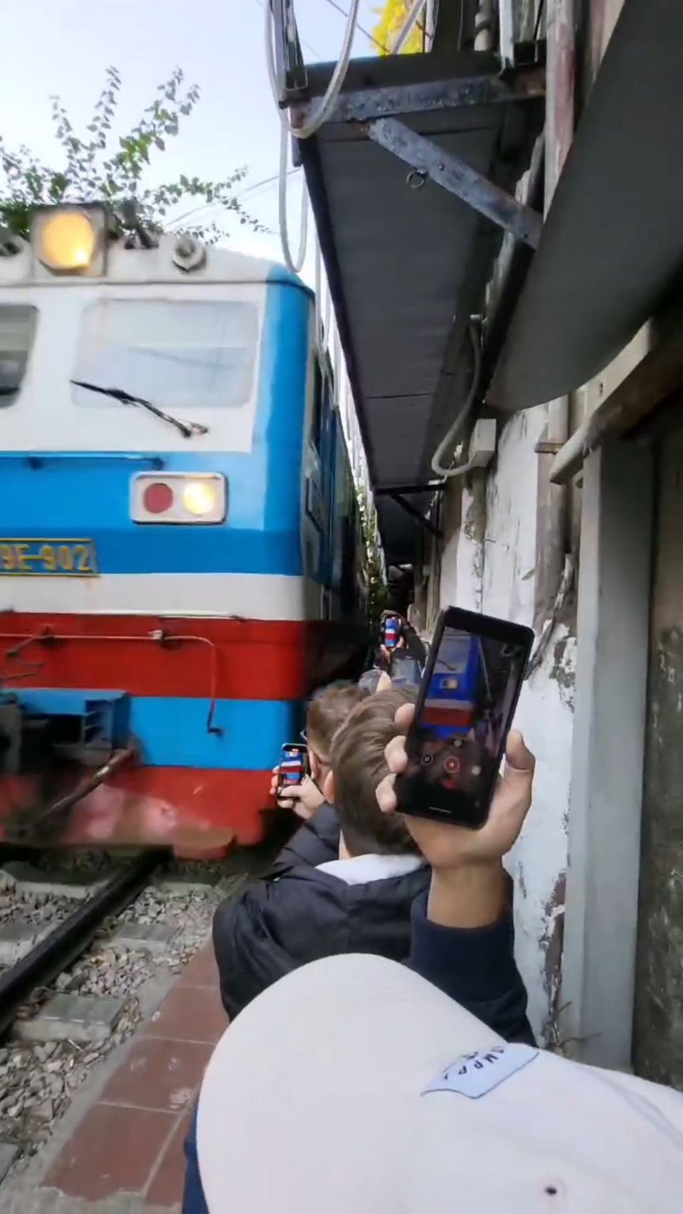 Quand le train passe tu fais pas le malin !