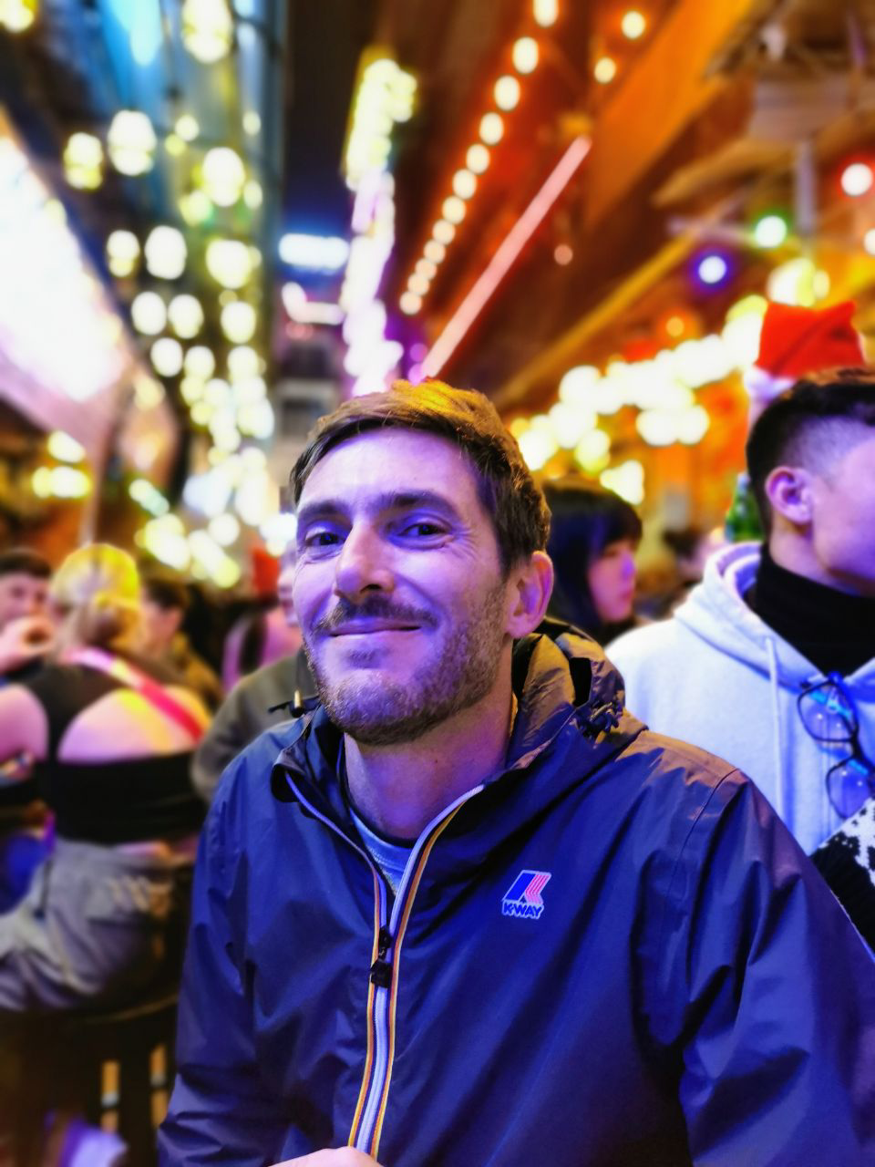 Non la fille à gauche n'est pas en string sur la table !