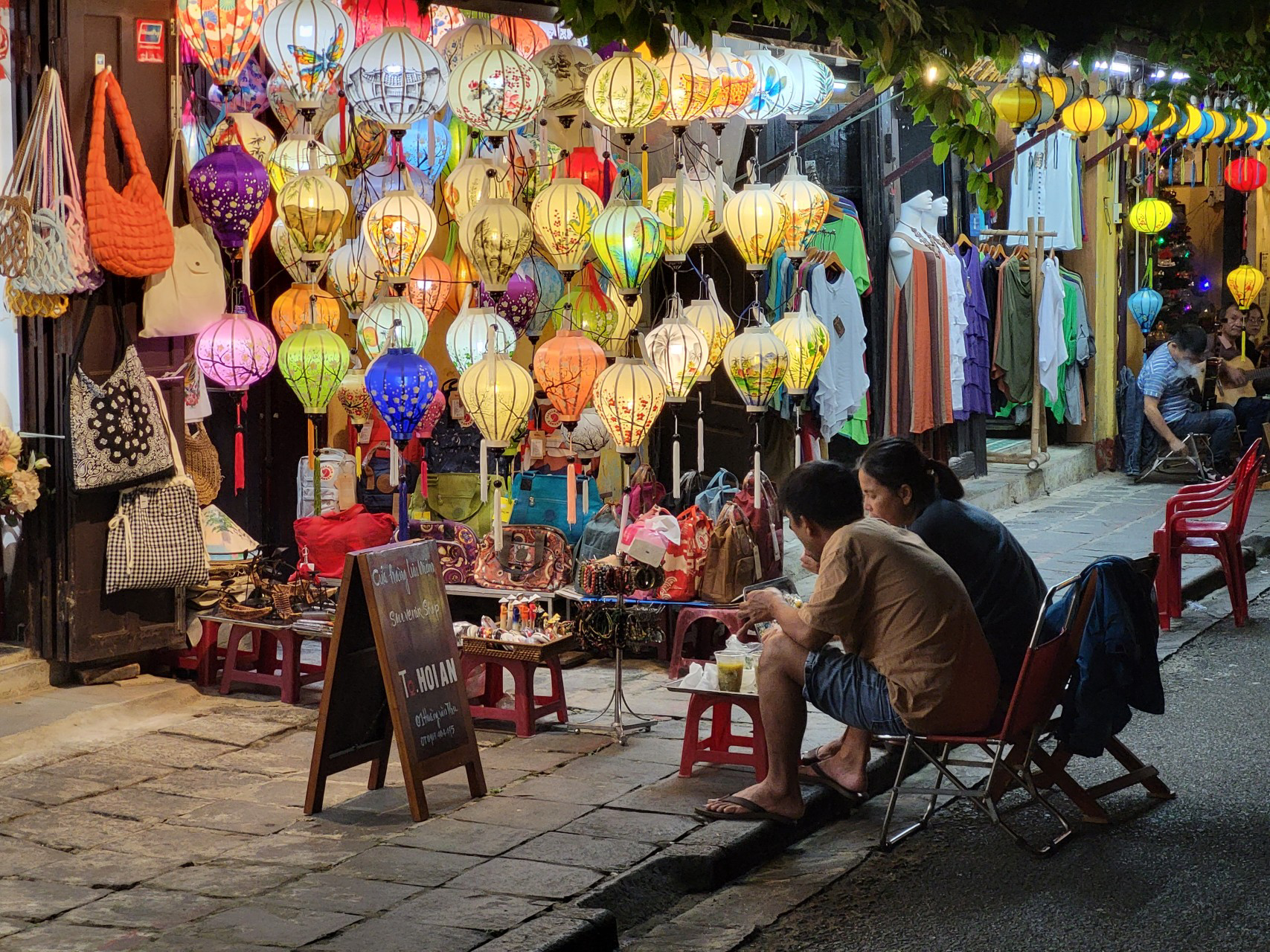 Les lanternes qui éclairent la ville de Hoi An.