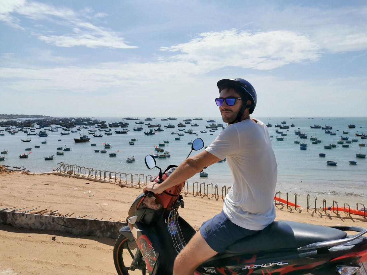 Le port de peche de Mui Ne et sa plage remplie de dechets