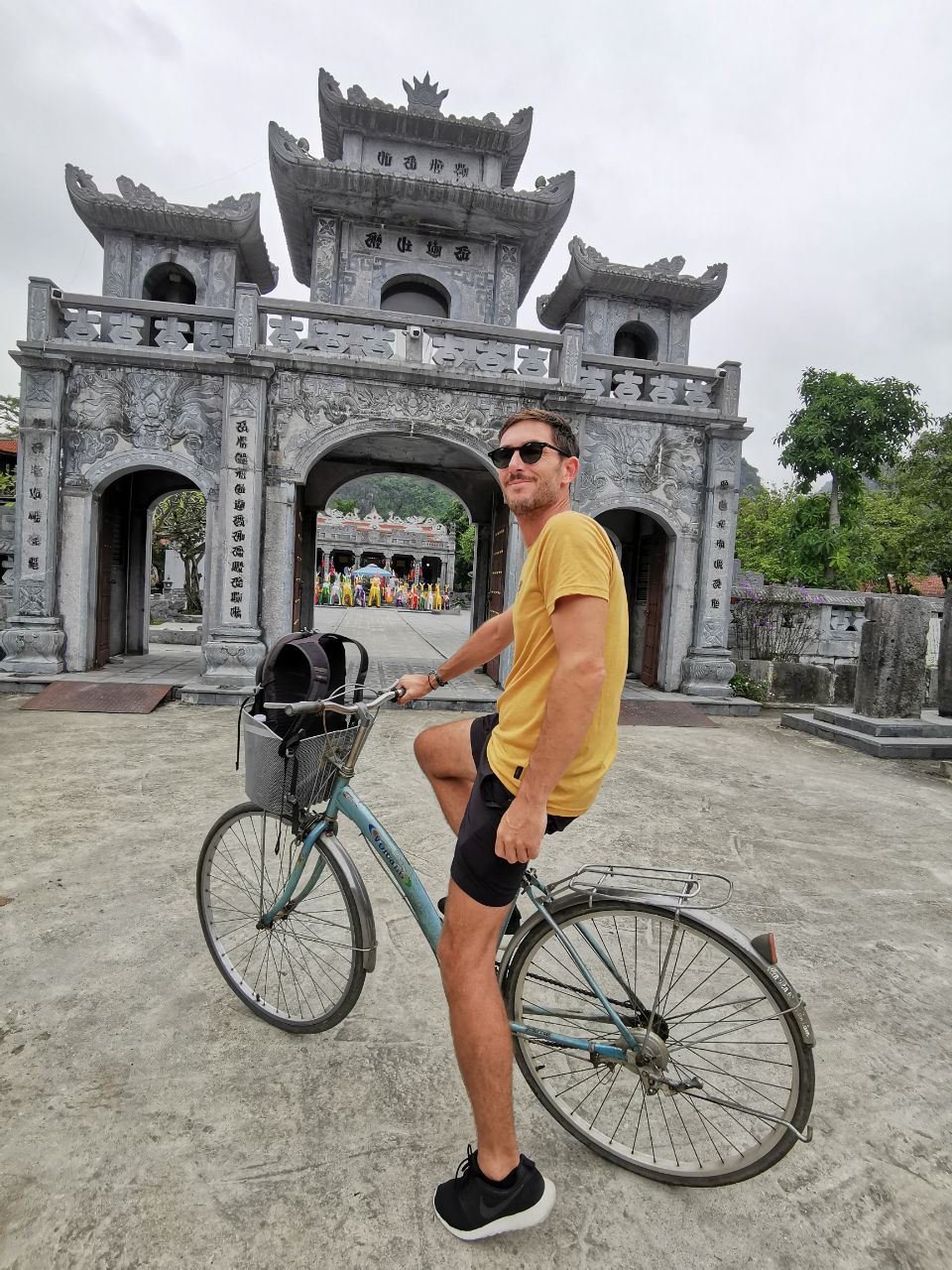 Dim heureux sur son vélo