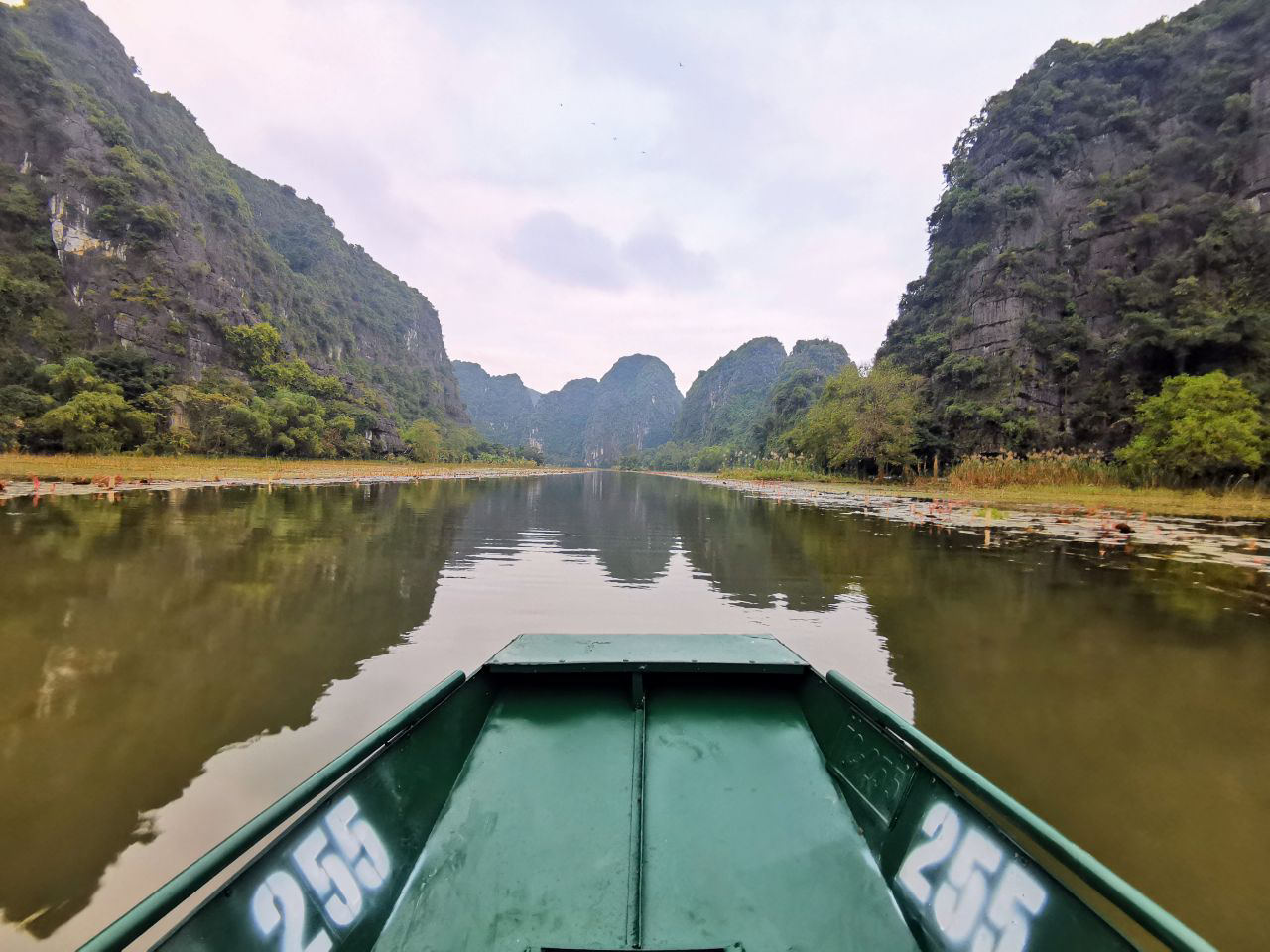 Tour en barque au milieu des pics karstiques